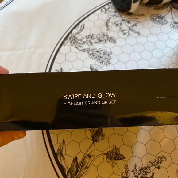 LIMITED EDITION BRAND NEW Chanel Les Beiges Swipe and Glow - Picture 3 of 5